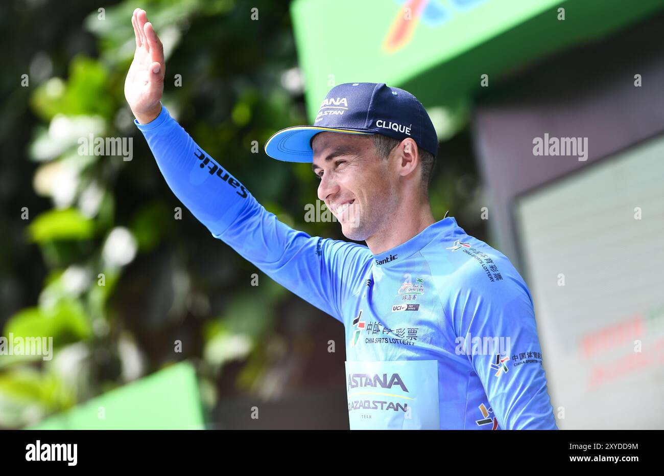 Wuzhishan, la provincia cinese di Hainan. 29 agosto 2024. Alexey Lutsenko del team Astana Qazaqstan del Kazakistan festeggia con la maglia blu dopo la terza tappa della 15a tappa del Tour of Hainan Island, gara ciclistica da Lingshui a Wuzhishan, provincia cinese meridionale di Hainan, 29 agosto 2024. Crediti: Yang Guanyu/Xinhua/Alamy Live News Foto Stock