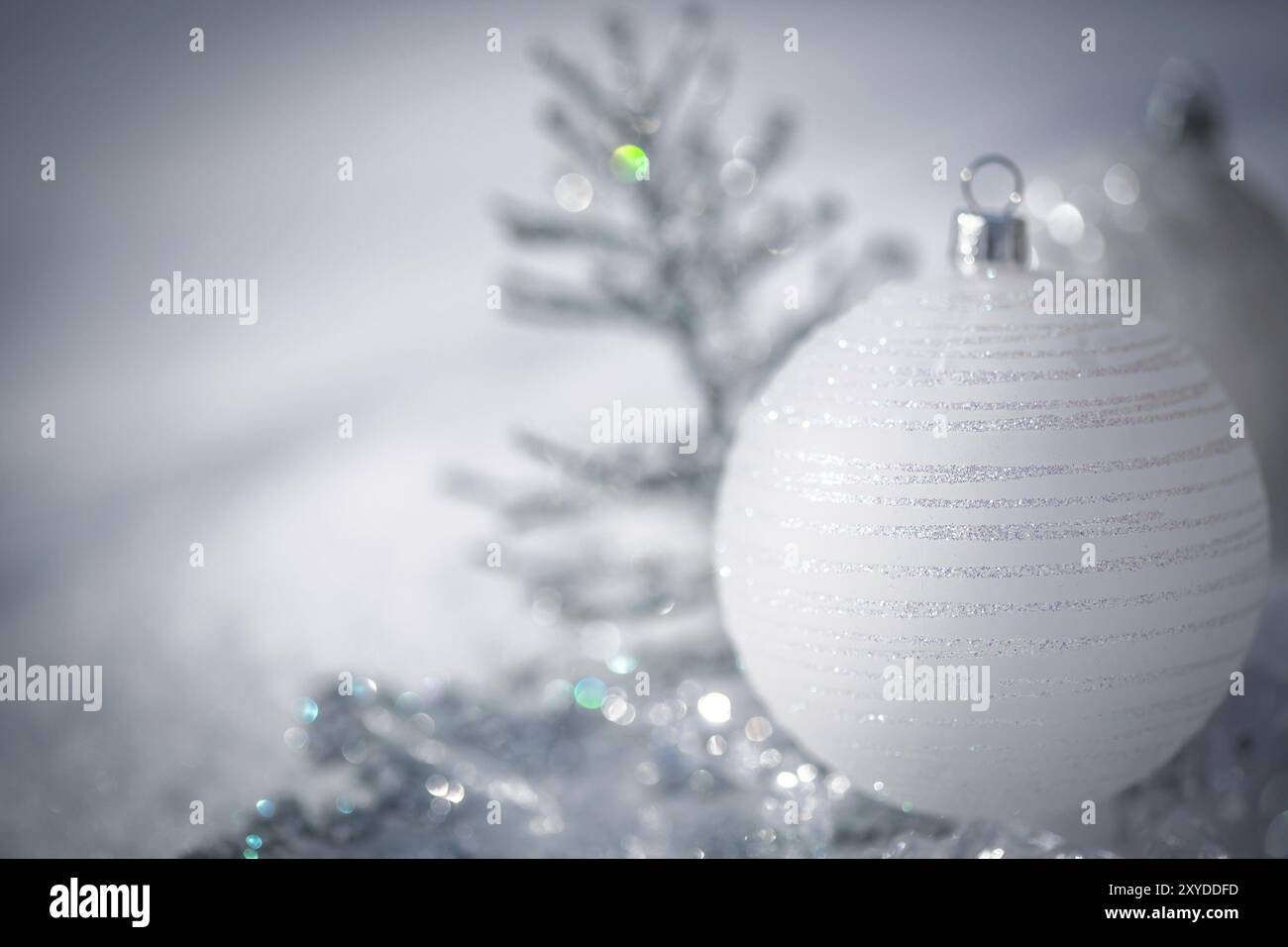 Argento albero di Natale decorazioni su neve vera all'esterno. Vacanze invernali concetto. Profondità di campo Foto Stock