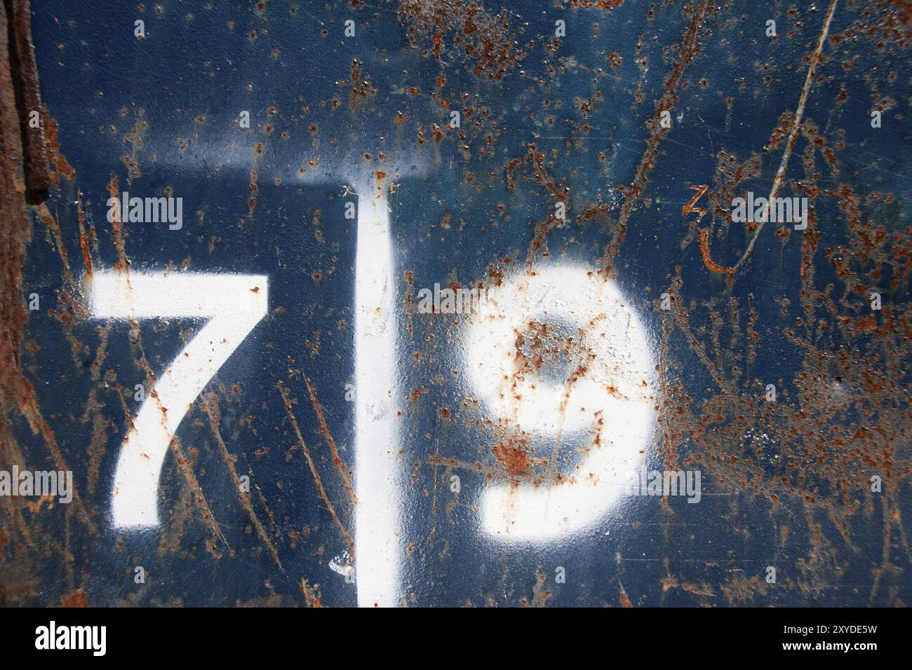 I numeri 7 e 9 sull'acciaio arrugginito i numeri 7 e 9 sull'acciaio arrugginito Foto Stock