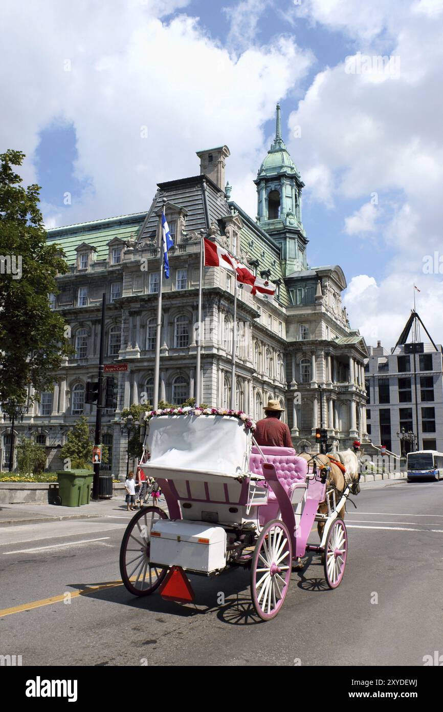Montreal, Canada, 26 luglio 2008: Municipio di Montreal (Hotel de Ville de Montreal) con il suo tetto in rame e le bandiere del Canada, Quebec e Montreal nelle vicinanze. Foto Stock