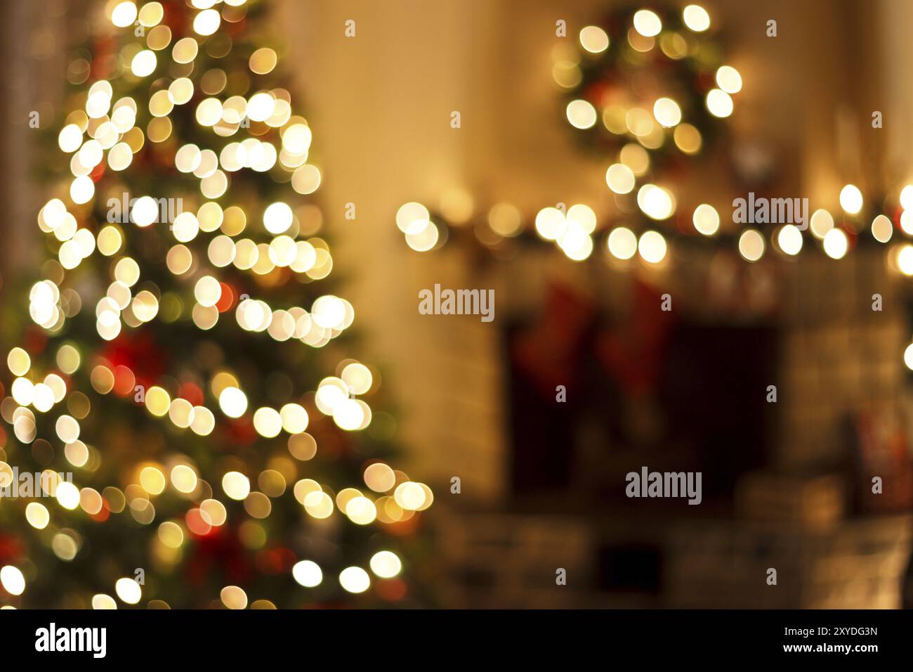 Albero di Natale defocused e camino accogliente sera di festa, festa di famiglia Foto Stock