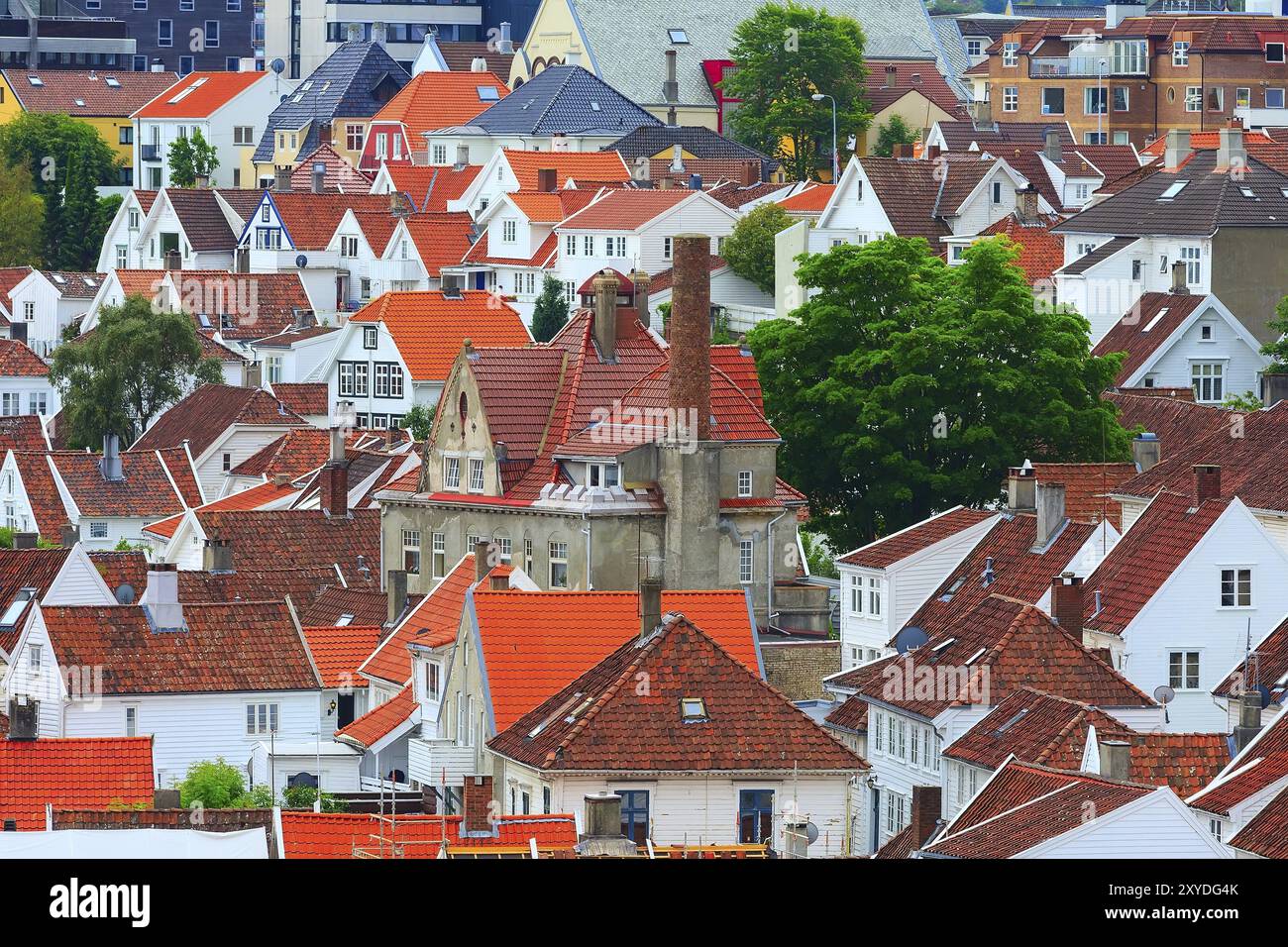 Stavanger, Norvegia vista città con le tradizionali case di legno e tetti rossi Foto Stock