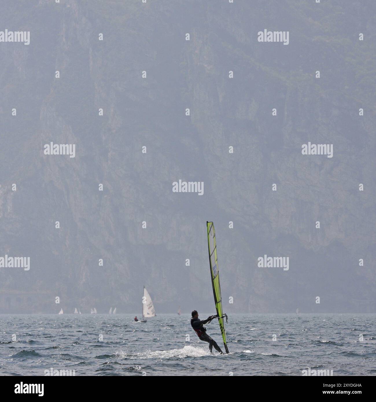 Windsurf sul lago di garda in italia Foto Stock