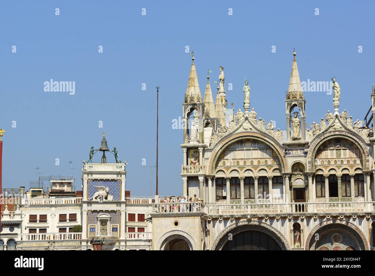 Venezia, Italia, 21 agosto 2012: Dettaglio della Basilica di San Marco in stile bizantino, della Torre dell'Orologio di San Marco e del suo astrone Foto Stock