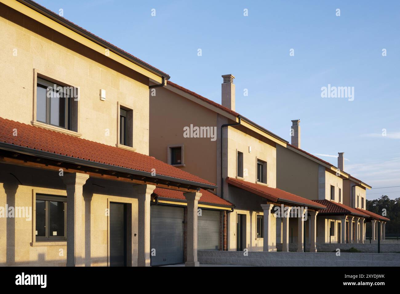 Una fila di nuovi edifici o condomini nella giornata di sole. Vero e proprio concetto di stato Foto Stock
