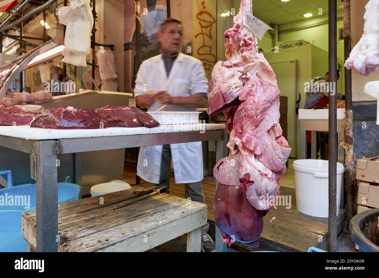 Piscaria, strada mercato giornaliero in Catania Sicilia Italia. Pesce fresco, carne e verdure Foto Stock