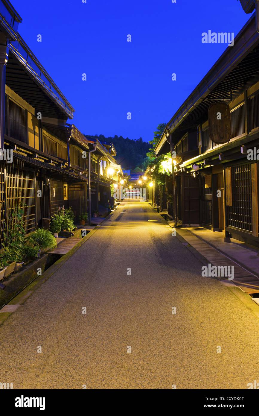 Takayama, Giappone, 10 luglio 2015: Kamisannomachi Street Centered è sede della città vecchia fiancheggiata da file di belle case tradizionali in legno scuro e sak Foto Stock