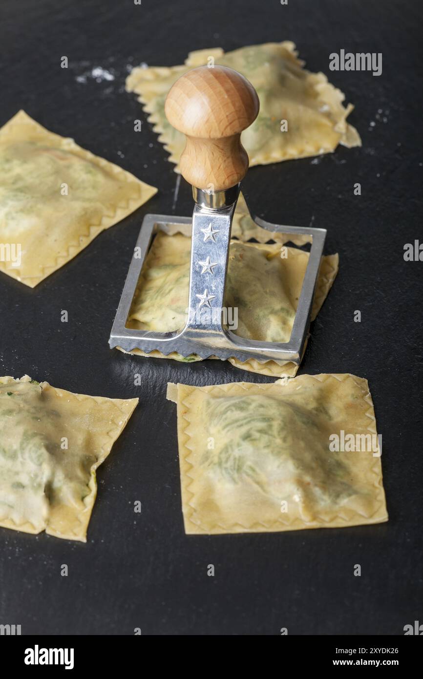 Preparare ravioli di spinaci Foto Stock