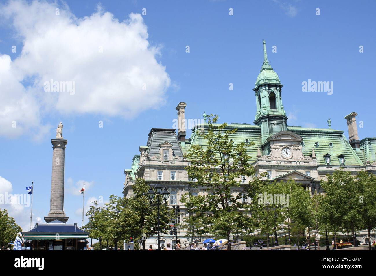 Montreal, Canada, 26 luglio 2008: Place Jacques Cartier (piazza Jacques Cartier), Nelson Column e il Municipio di Montreal (Hotel de Ville de Montreal) Foto Stock