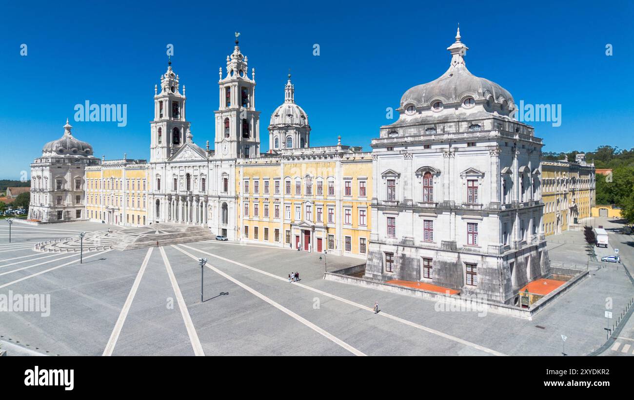 Palácio Nacional de Mafra [facciata della basilica, del palazzo reale, della biblioteca e dell'ex convento di Mafra, Portogallo, in una giornata di sole] Foto Stock