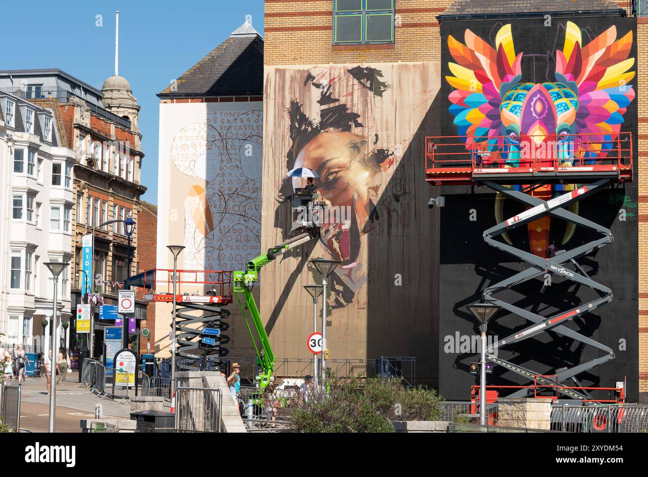 Southend on Sea, Essex, Regno Unito. 29 agosto 2024. Southend continua a celebrare il suo status di città con l'evento City Jam. Oltre 200 artisti di strada locali, nazionali e internazionali stanno mostrando le loro abilità in varie località del centro città. Sono state allestite alcune pareti temporanee, ma gli artisti stanno anche decorando i lati di edifici, case e altre strutture permanenti. Gli artisti possono essere visti lavorare sui murales intorno alle strade e alle proprietà per avere i loro pezzi pronti Foto Stock