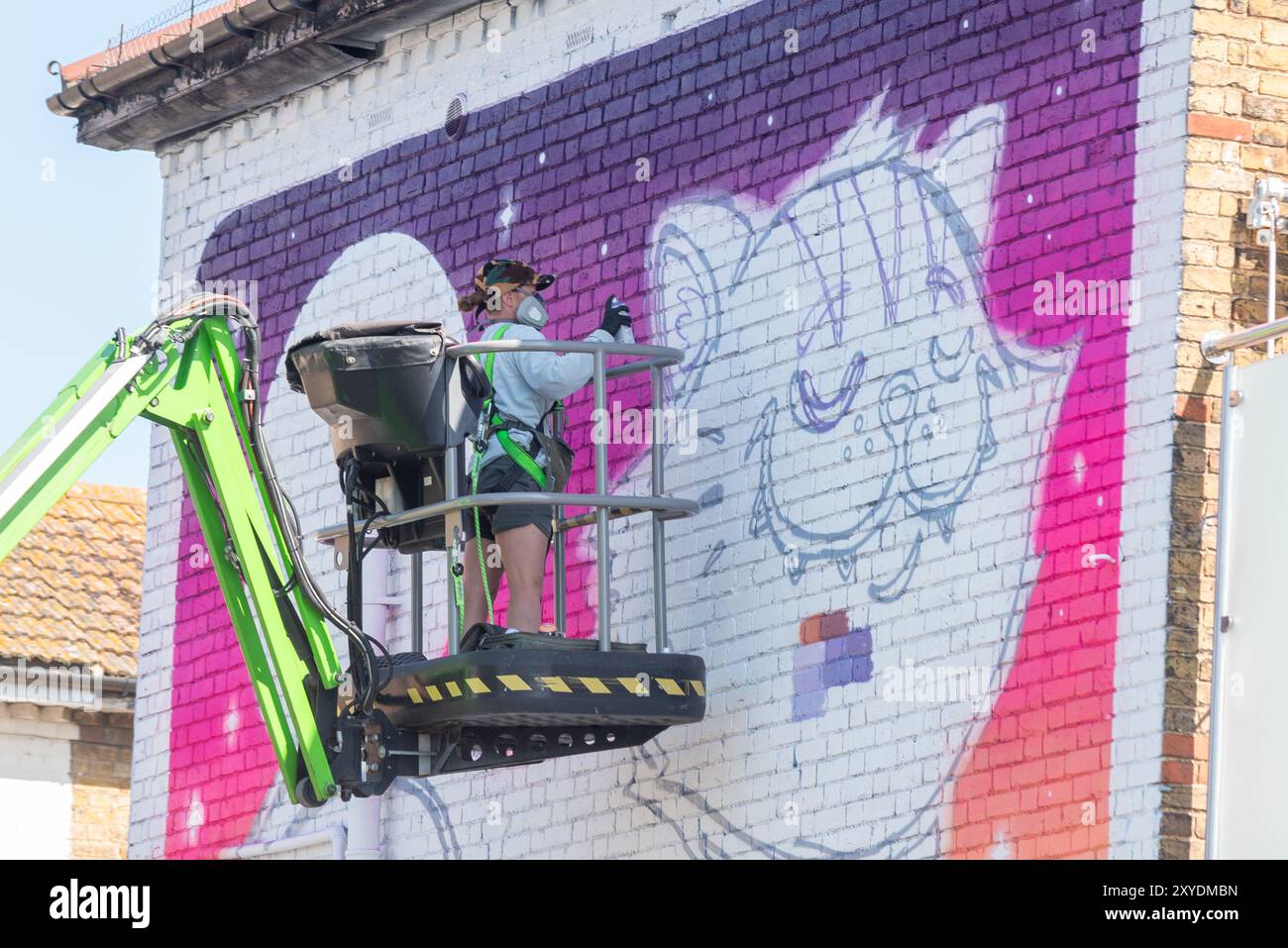 Southend on Sea, Essex, Regno Unito. 29 agosto 2024. Southend continua a celebrare il suo status di città con l'evento City Jam. Oltre 200 artisti di strada locali, nazionali e internazionali stanno mostrando le loro abilità in varie località del centro città. Sono state allestite alcune pareti temporanee, ma gli artisti stanno anche decorando i lati di edifici, case e altre strutture permanenti. Gli artisti possono essere visti lavorare sui murales intorno alle strade e alle proprietà per avere i loro pezzi pronti Foto Stock