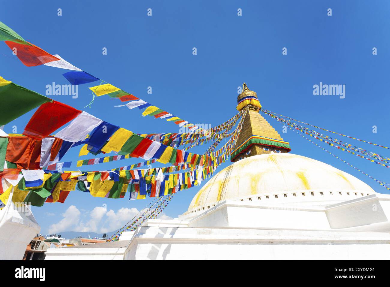 Bandiere di preghiera su bianco secondo livello di Boudhanath Stupa di Kathmandu in Nepal il 23 ottobre 2013. Posizione orizzontale Foto Stock