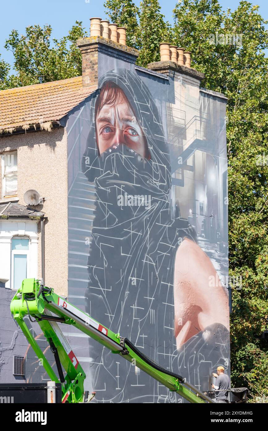 Southend on Sea, Essex, Regno Unito. 29 agosto 2024. Southend continua a celebrare il suo status di città con l'evento City Jam. Oltre 200 artisti di strada locali, nazionali e internazionali stanno mostrando le loro abilità in varie località del centro città. Sono state allestite alcune pareti temporanee, ma gli artisti stanno anche decorando i lati di edifici, case e altre strutture permanenti. Gli artisti possono essere visti lavorare sui murales intorno alle strade e alle proprietà per avere i loro pezzi pronti Foto Stock