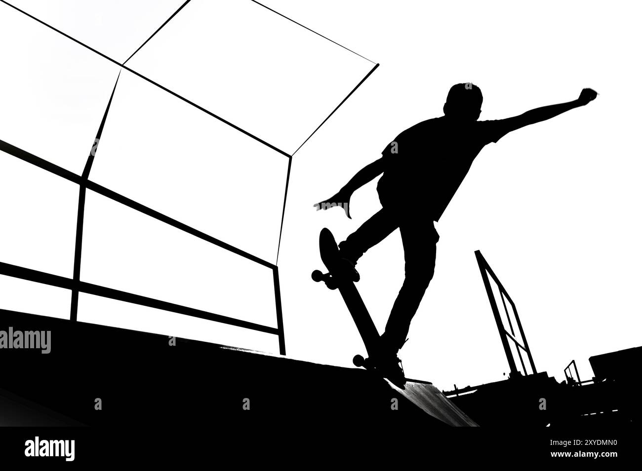 Illustrazione in bianco e nero della silhouette dello skater sulla rampa dello skate Park Foto Stock