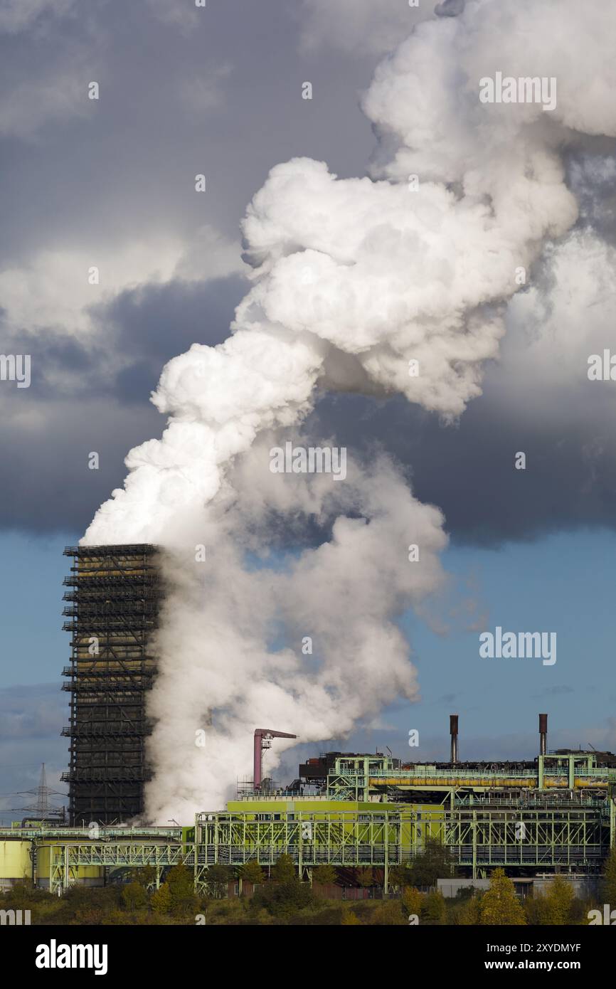 Emissioni di CO2 da un altoforno, Duisburg, regione della Ruhr, Renania settentrionale-Vestfalia, Germania, Europa Foto Stock