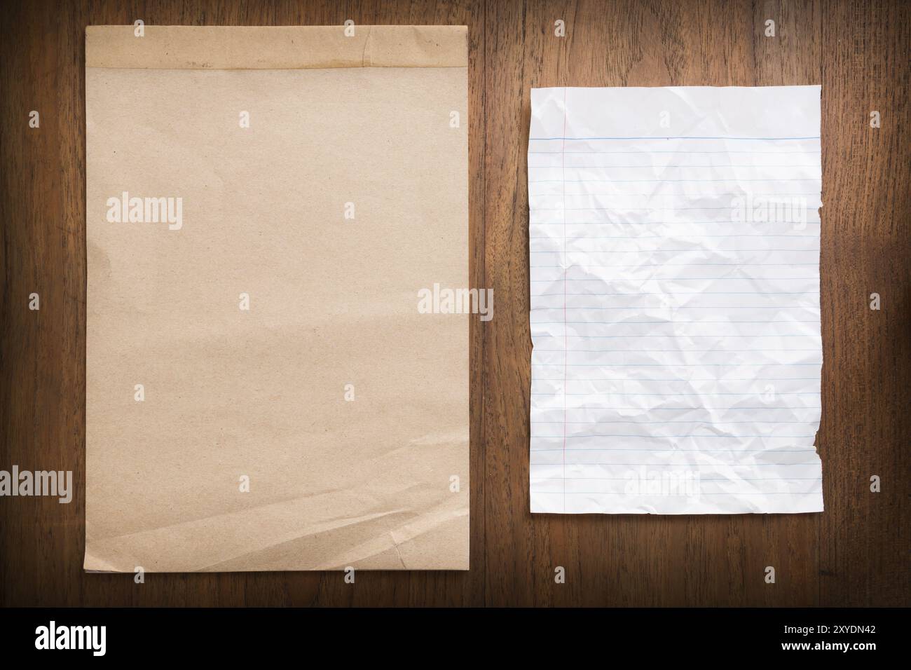 Trame di carta su sfondo in legno Foto Stock