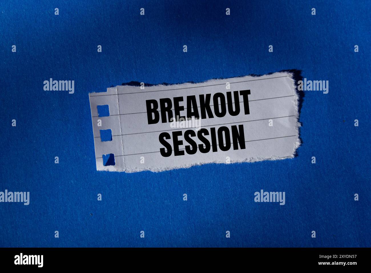 Messaggio della sessione di breakout scritto su un pezzo di carta strappato con sfondo blu. Simbolo della sessione di breakout concettuale. Copia spazio. Foto Stock