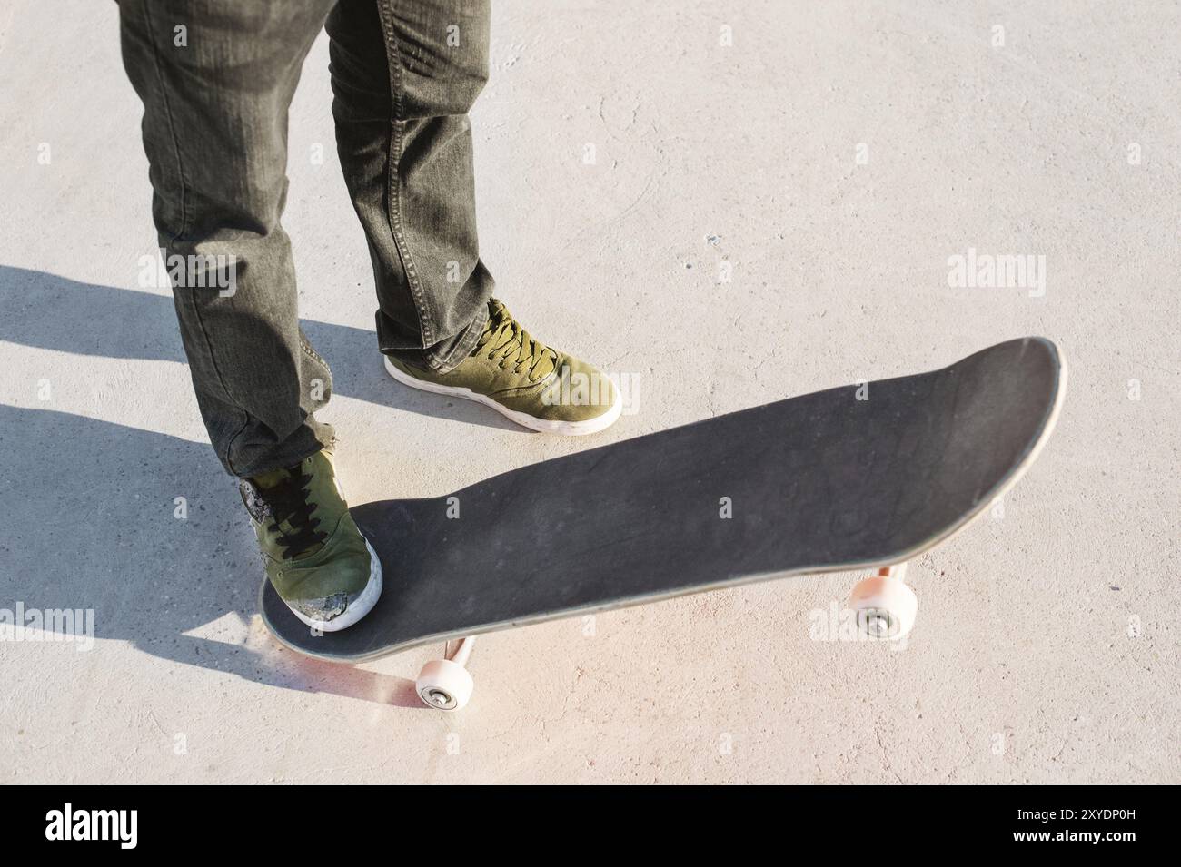 Primo piano del piede dello skateboarder mentre si pattina nello skate Park Foto Stock
