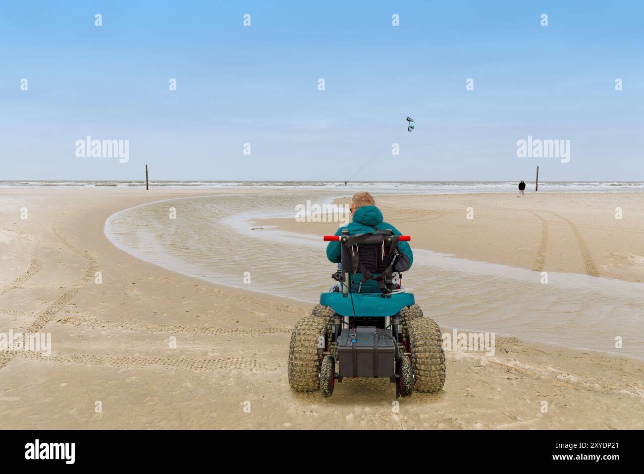 Uomo con handicap sulla spiaggia con sedia a rotelle, Sankt-Peter-Ording, Schleswig-Holstein, Germania, Europa Foto Stock