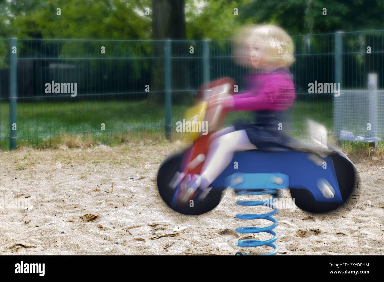 Bambina seduta su un alveare Foto Stock