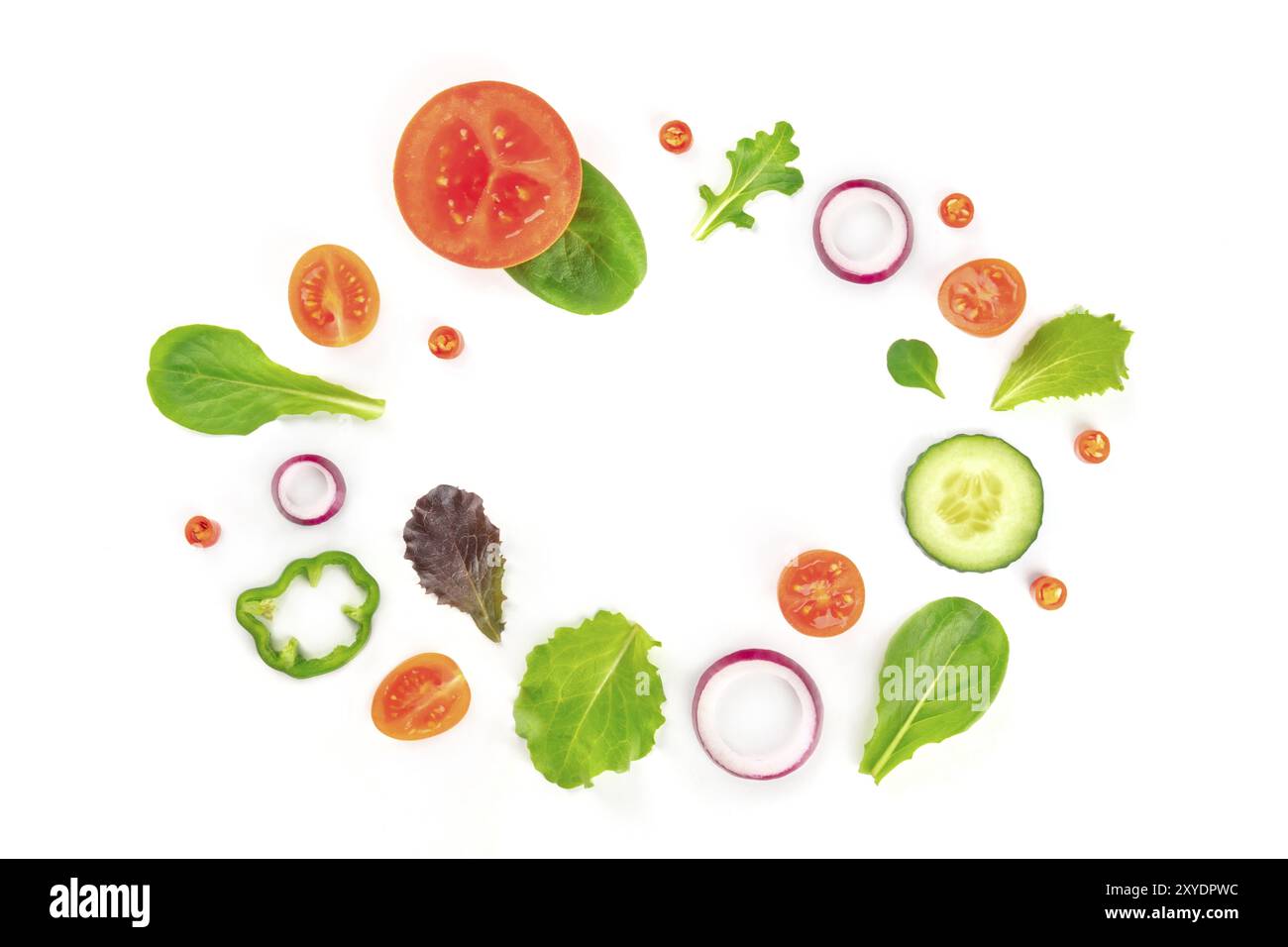 Ingredienti freschi per insalate di verdure, sparati dalla parte superiore su sfondo bianco. Composizione piatta con pomodoro, pepe, cetriolo, fette di cipolla e mezc Foto Stock