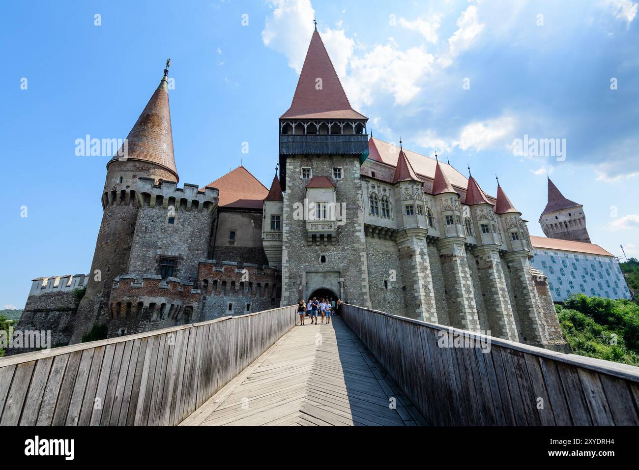 Hunedoara, Romania, 9 agosto 2021: Castello di Corvin o Hunyadi (Castelul Corvinilor), una grande fortezza rinascimentale ricostruita nel 19th secolo, con Goth Foto Stock