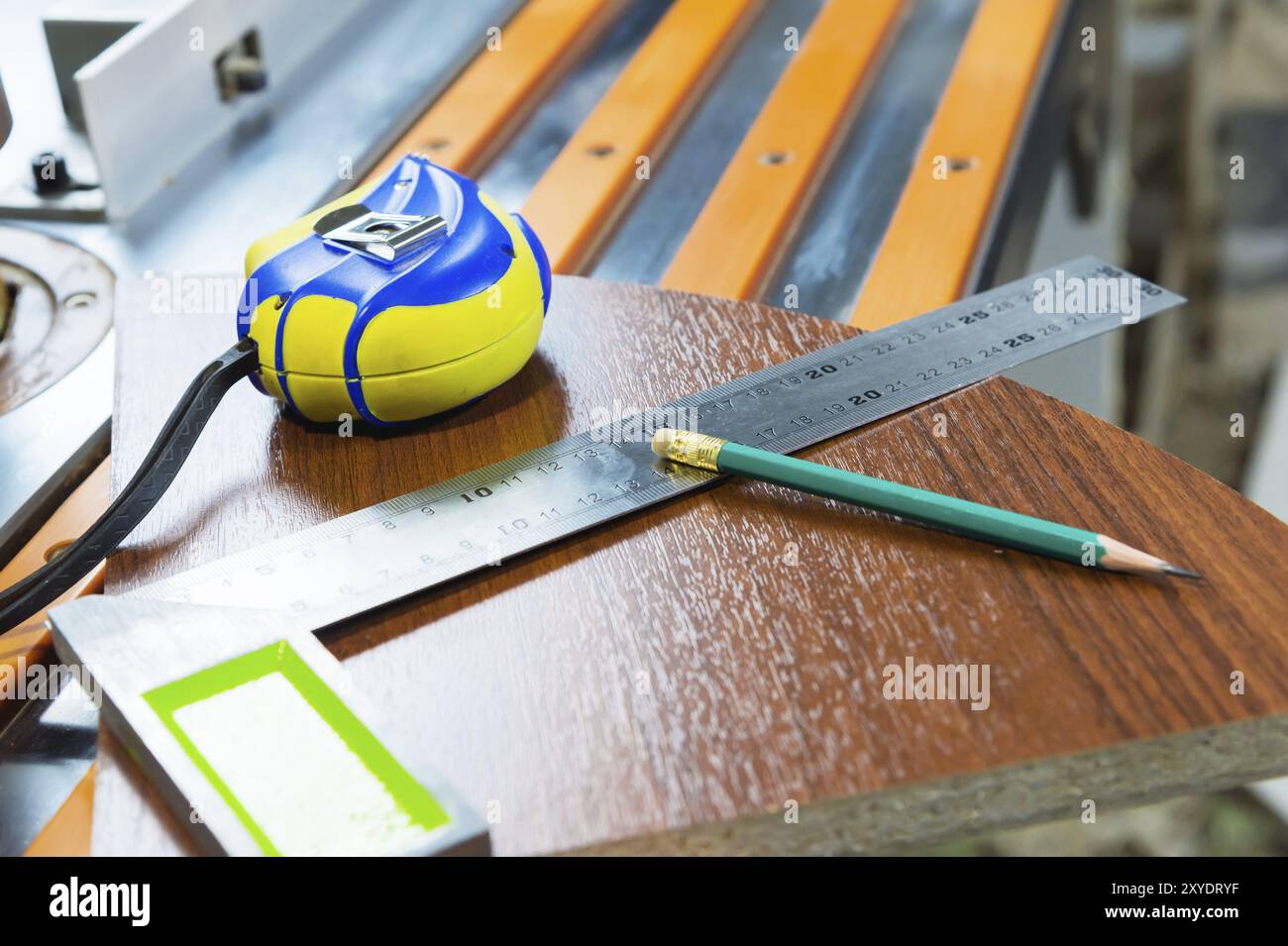 Attrezzi di Falegnameria una roulette di una matita decora la fabbricazione di un arredamento di un obbedire lustro. Produzione manuale di mobili Foto Stock