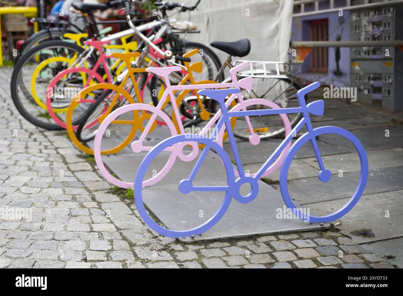 Parcheggio biciclette in una strada commerciale, Stavanger, Norvegia, Europa Foto Stock