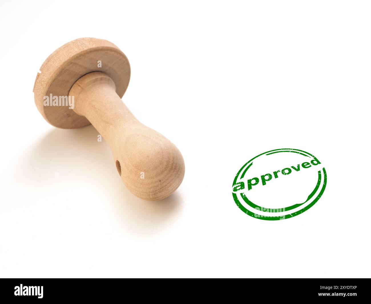 Timbro approvato su un tavolo bianco con il testo in verde Foto Stock