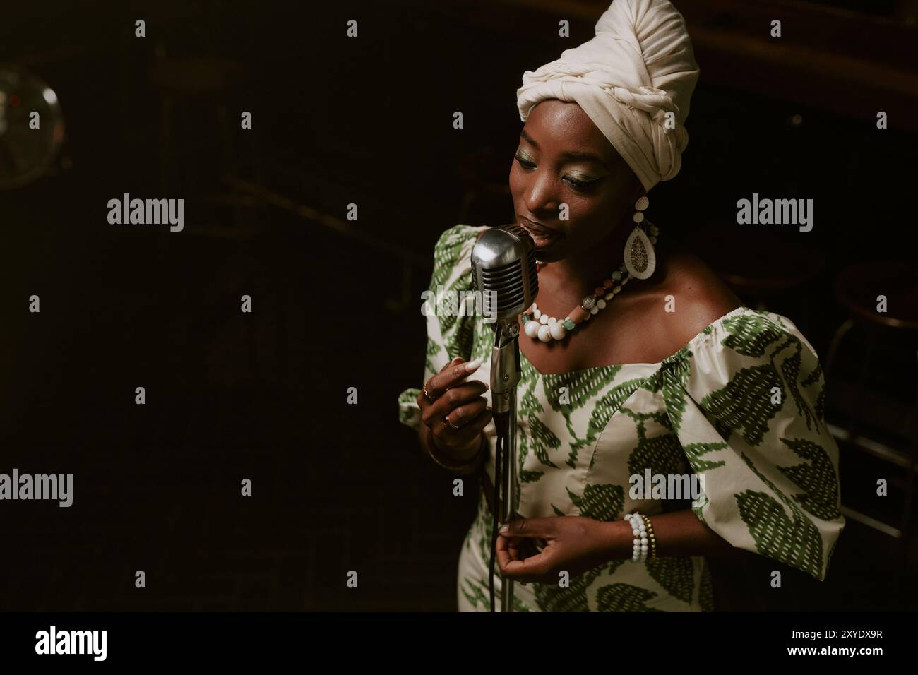 Young Black Woman che canta sul palco Foto Stock