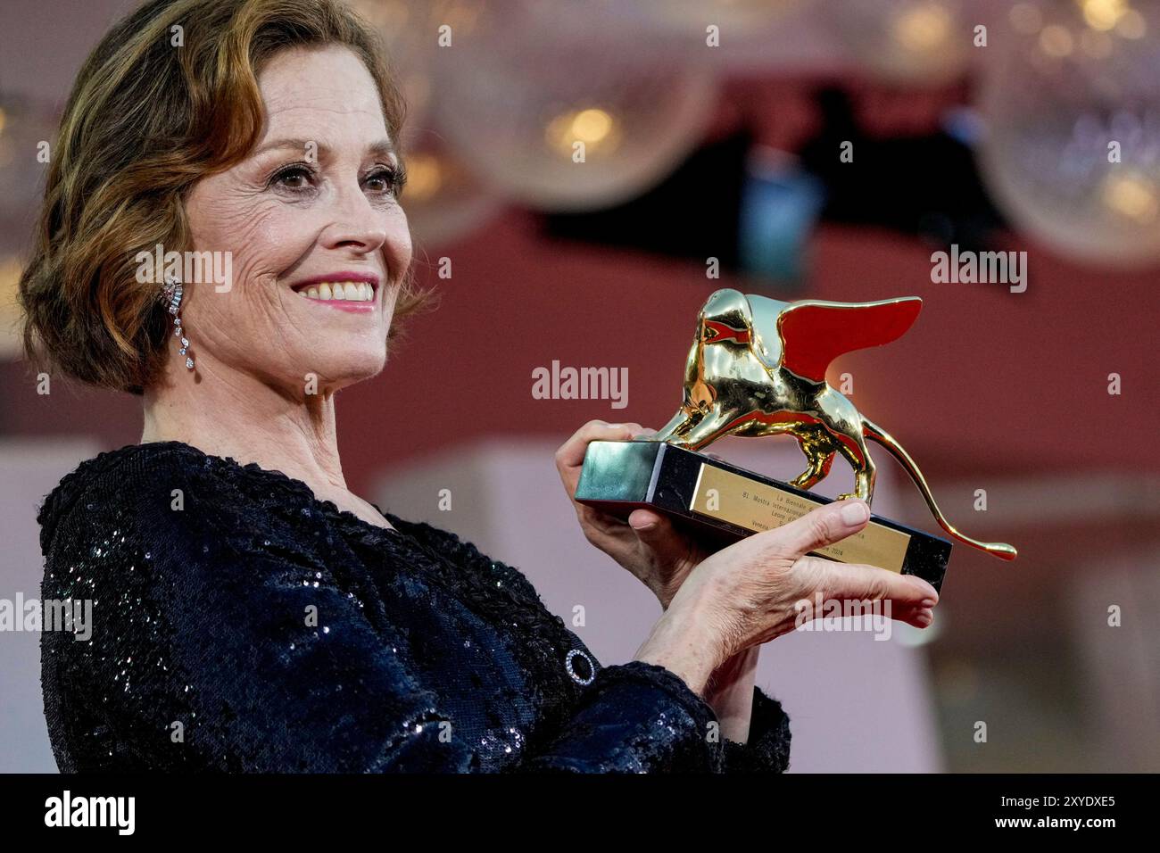 Venezia, Italia. 28 agosto 2024. Sigourney Weaver partecipa ad un tappeto rosso per il Leone d'Oro alla carriera durante la 81a Mostra Internazionale d'Arte cinematografica di Venezia. (Foto di Stefano Costantino/SOPA Images/Sipa USA) credito: SIPA USA/Alamy Live News Foto Stock