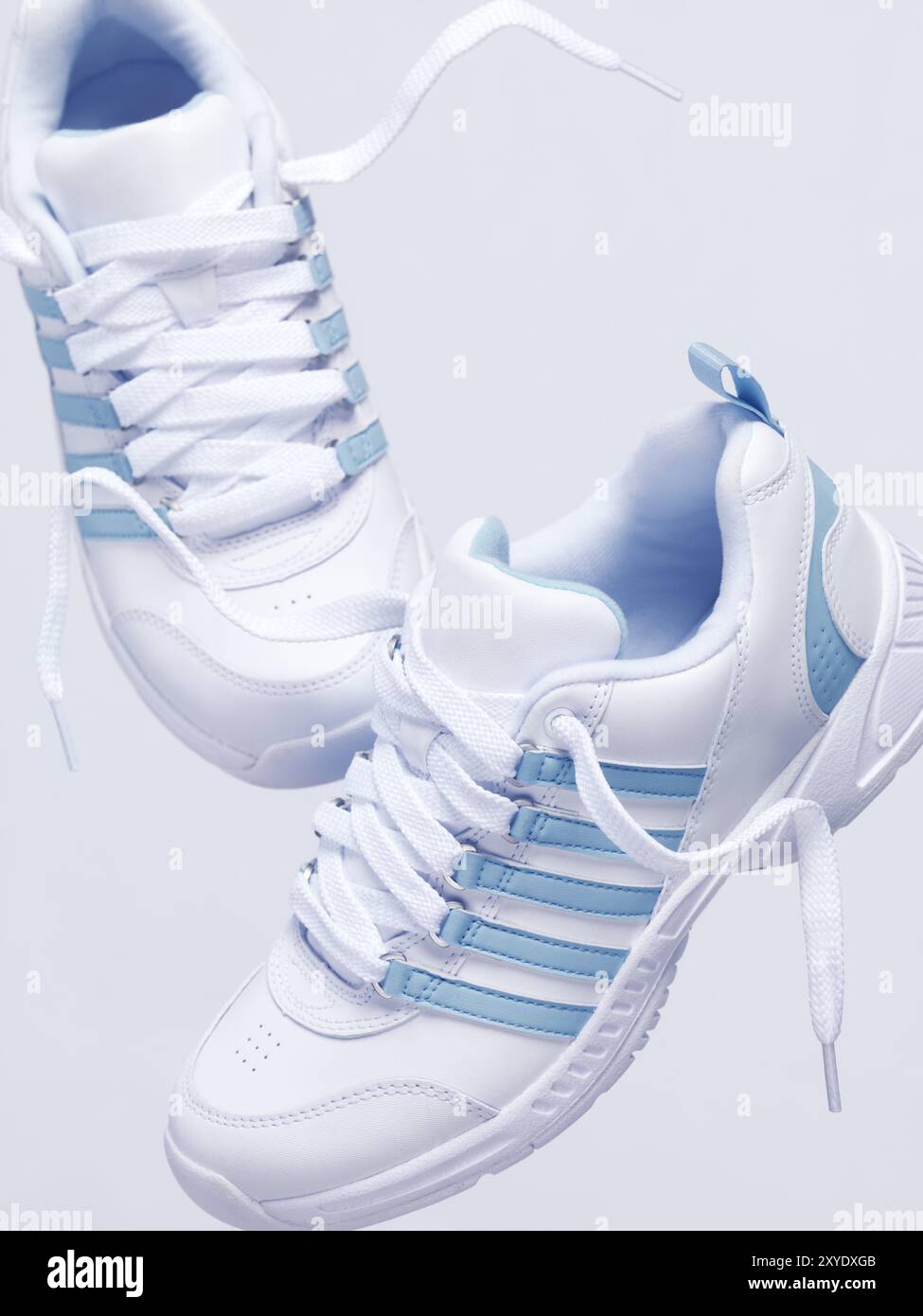 White sneakers, scarpe da corsa a metà in aria artistica vita ancora isolati su sfondo bianco Foto Stock