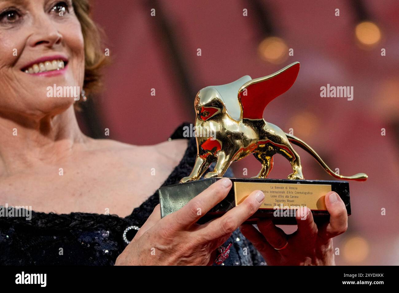 Venezia, Italia. 28 agosto 2024. Sigourney Weaver partecipa ad un tappeto rosso per il Leone d'Oro alla carriera durante la 81a Mostra Internazionale d'Arte cinematografica di Venezia. (Foto di Stefano Costantino/SOPA Images/Sipa USA) credito: SIPA USA/Alamy Live News Foto Stock