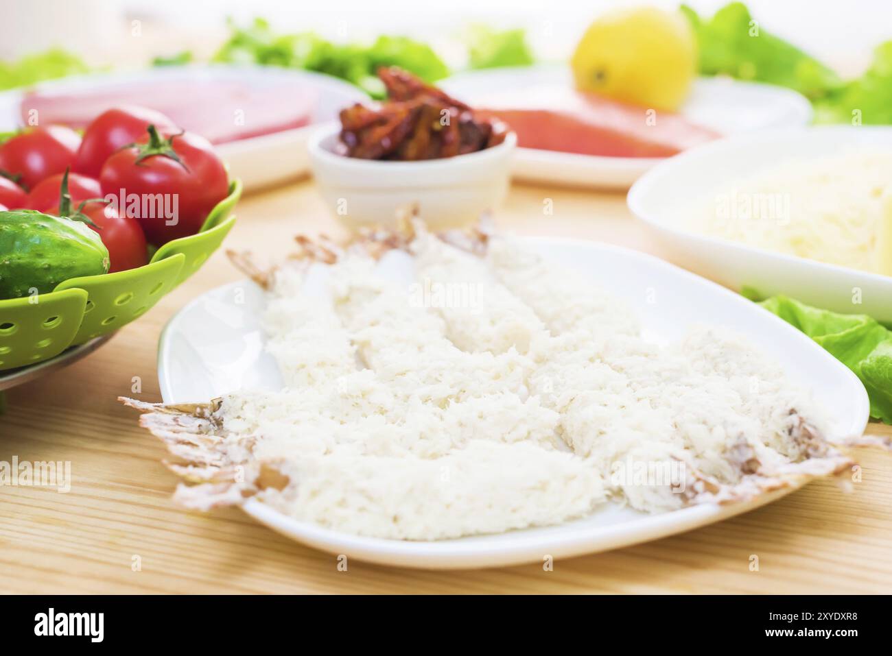 Specialità di pesce. Gamberi crudi in impanatura. Cucina greca. Preparare cibi gustosi e sani a casa Foto Stock