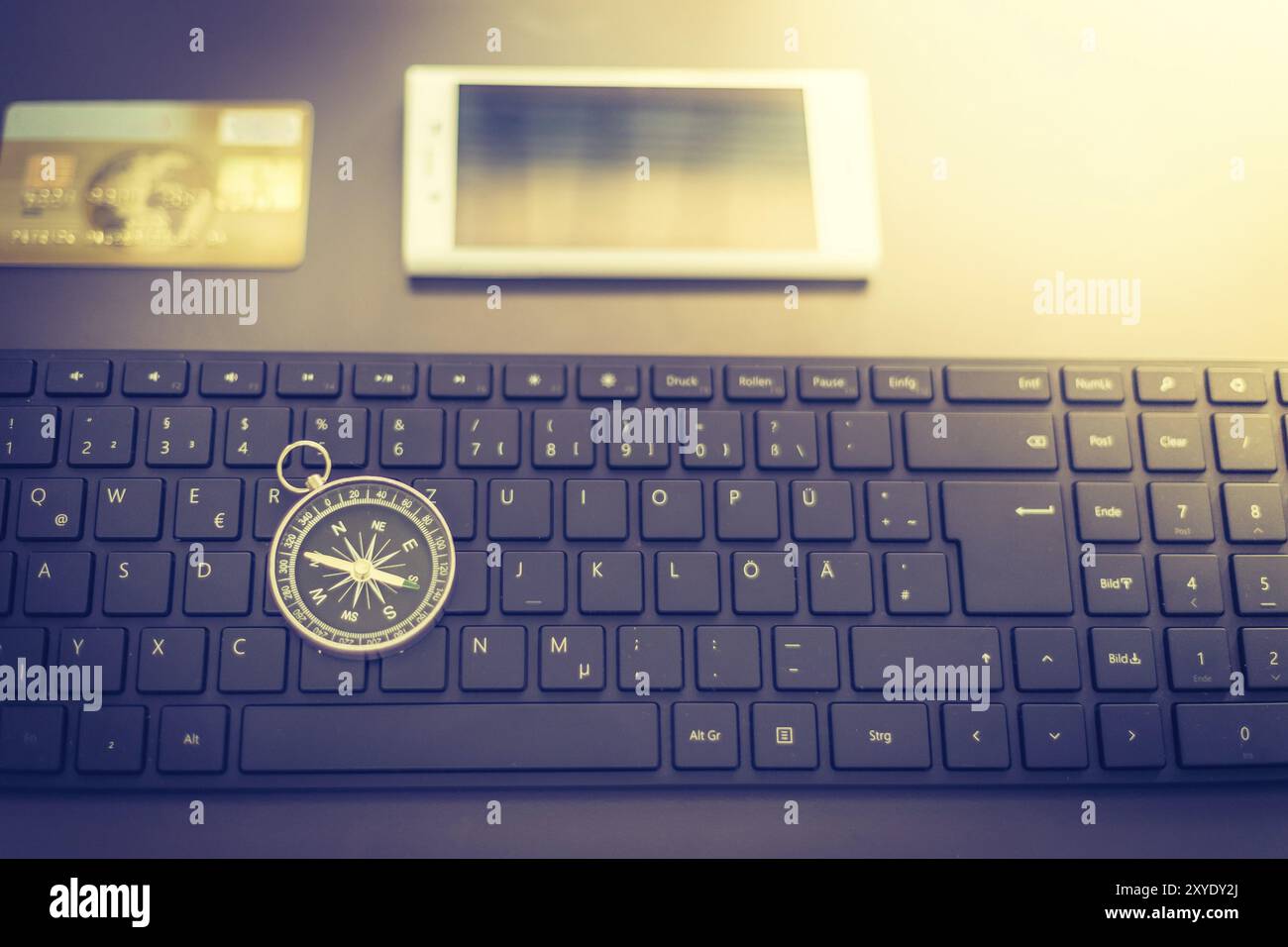 Web business: la disposizione della tastiera, bussola, carta di credito e lo smartphone Foto Stock