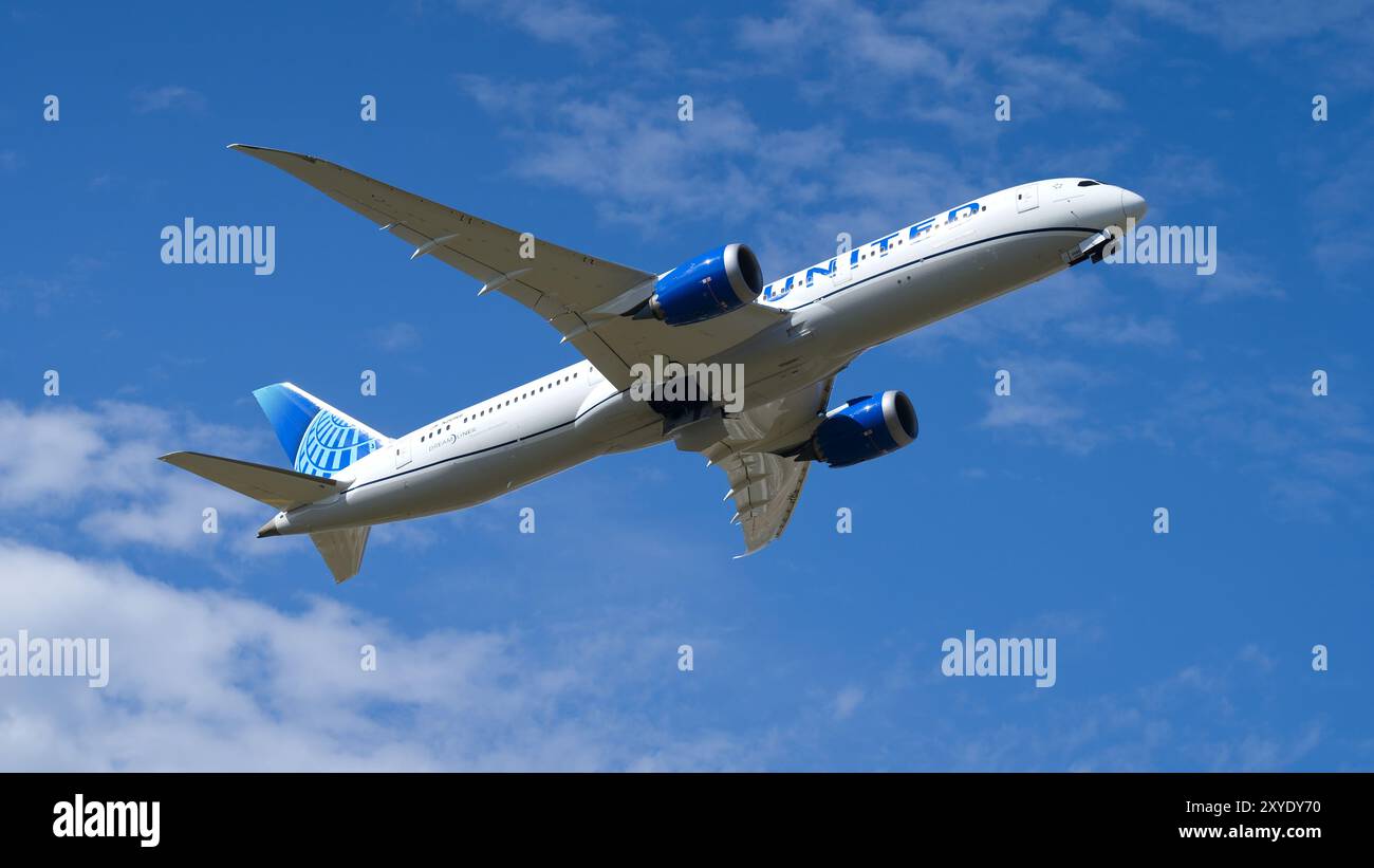 Boeing 787-9 Dreamliner di United Airlines in partenza in un cielo azzurro. Londra - 28 agosto 2024 Foto Stock