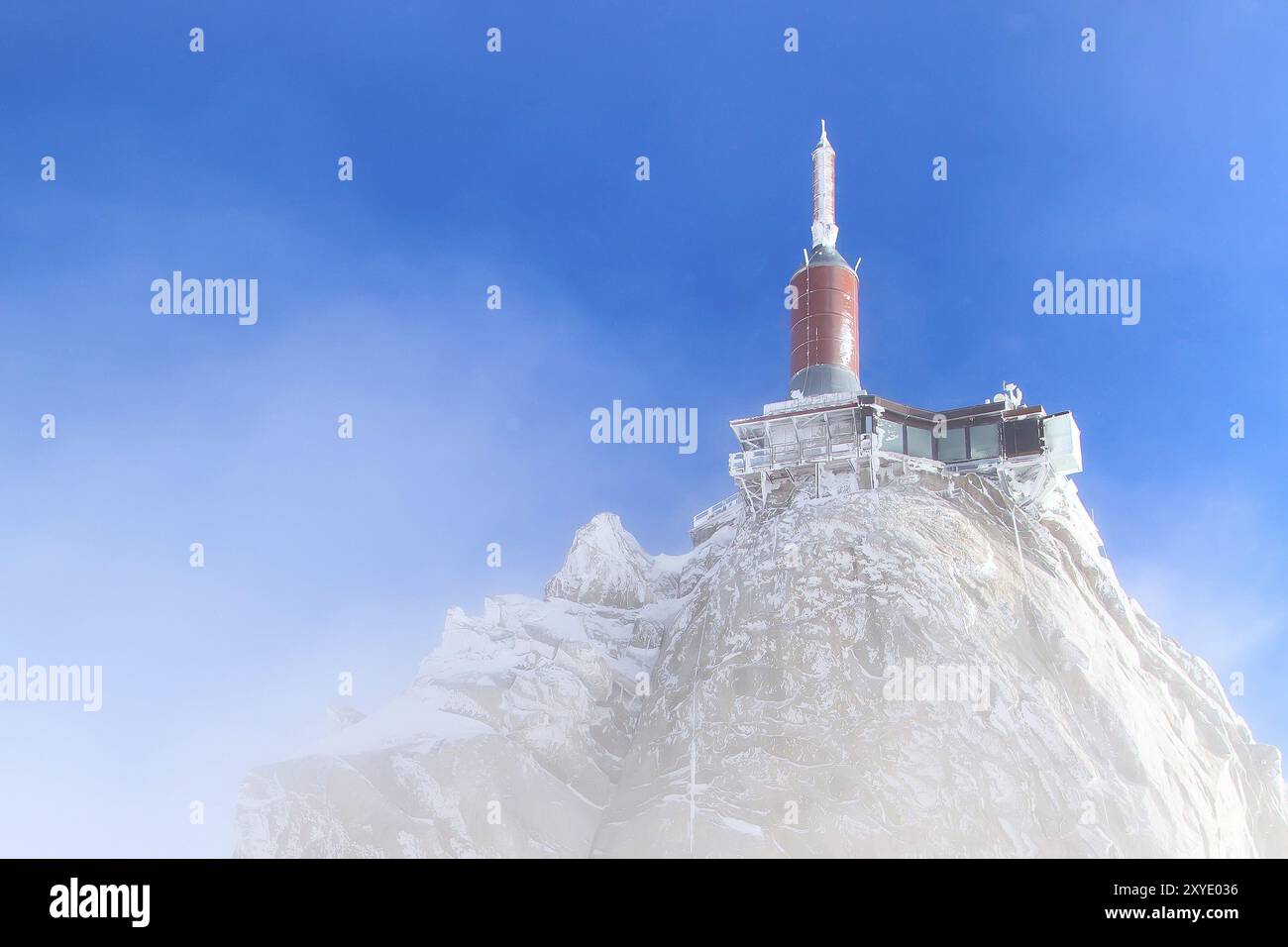 La cima della montagna stazione dell'Aiguille du Midi a Chamonix, Francia nella nebbia Foto Stock