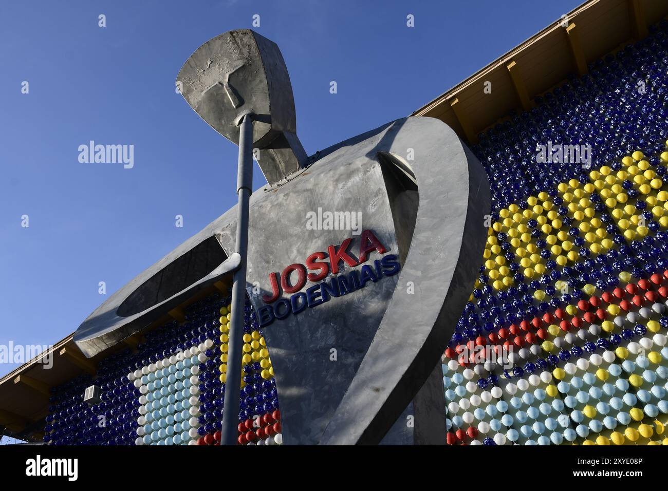 Monumento dei soffiatori di vetro, paradiso del vetro di Joska, Bodenmais, facciata con vere sfere di vetro, foresta bavarese, Baviera, Germania, Europa Foto Stock