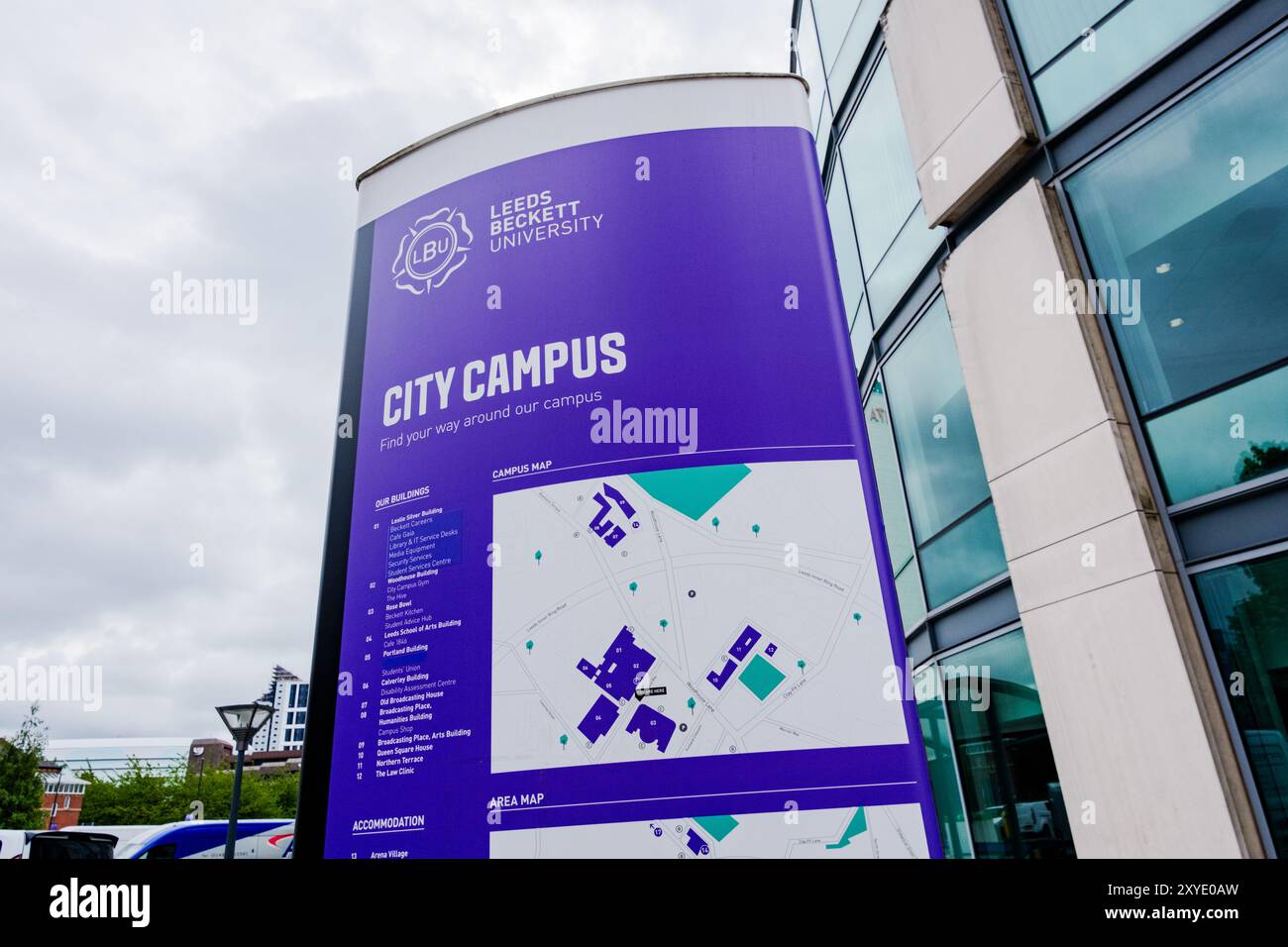 Leeds Inghilterra: 3 giugno 2024: Leeds Beckett University Campus segnaletica mappa, banner viola Foto Stock