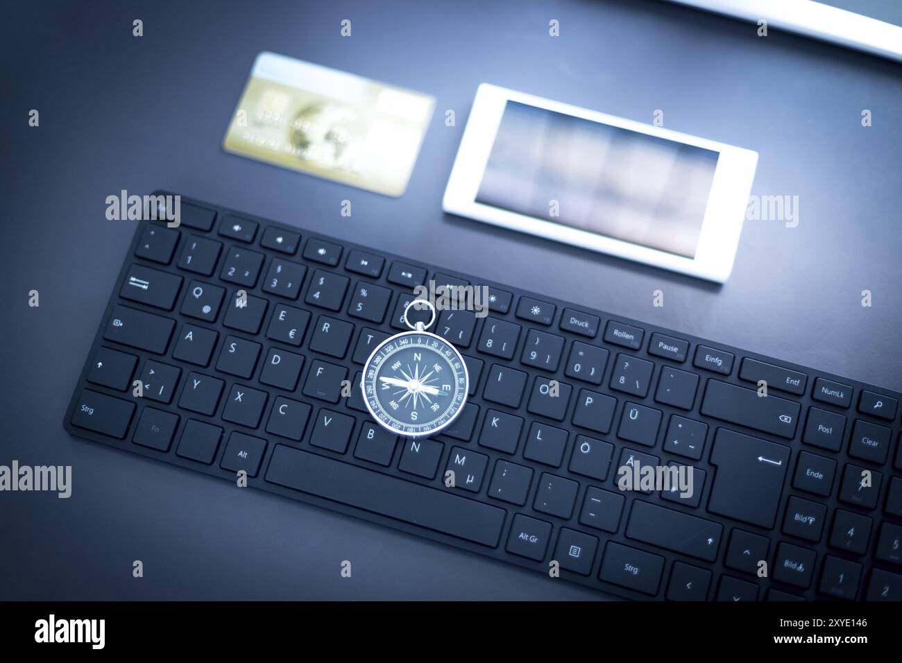 Web business: la disposizione della tastiera, bussola, carta di credito e lo smartphone Foto Stock