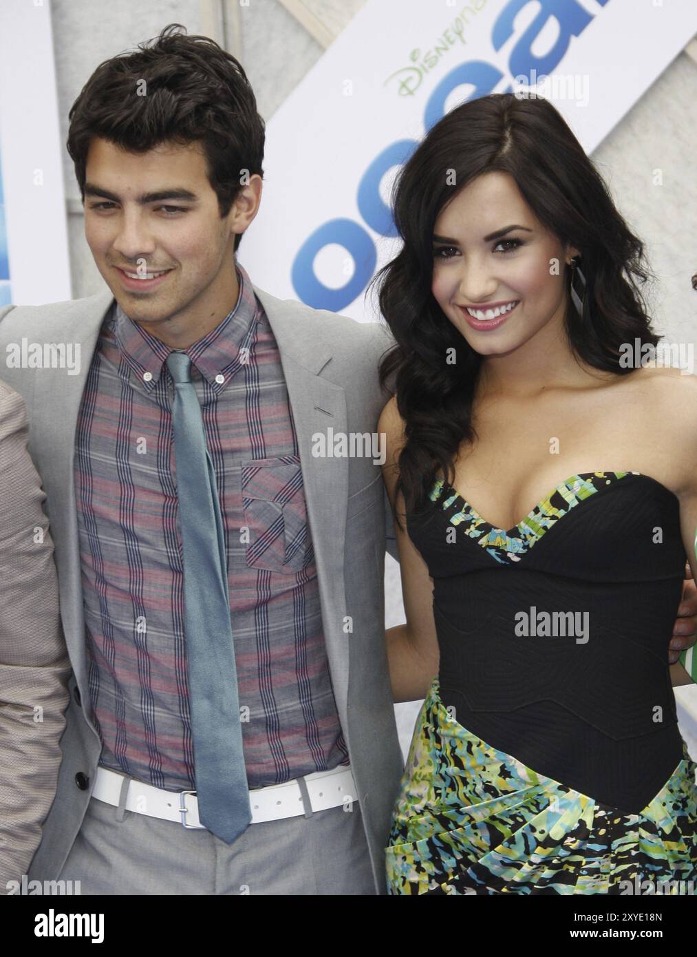 Joe Jonas e Demi Lovato alla prima di "Oceans" di Los Angeles tenutasi all'El Capitan Theater di Hollywood, USA il 17 aprile 2010 Foto Stock