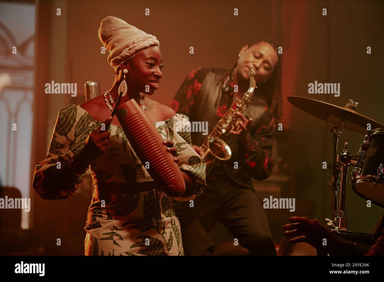 Donna che suona Guiro in Jazz Band Foto Stock