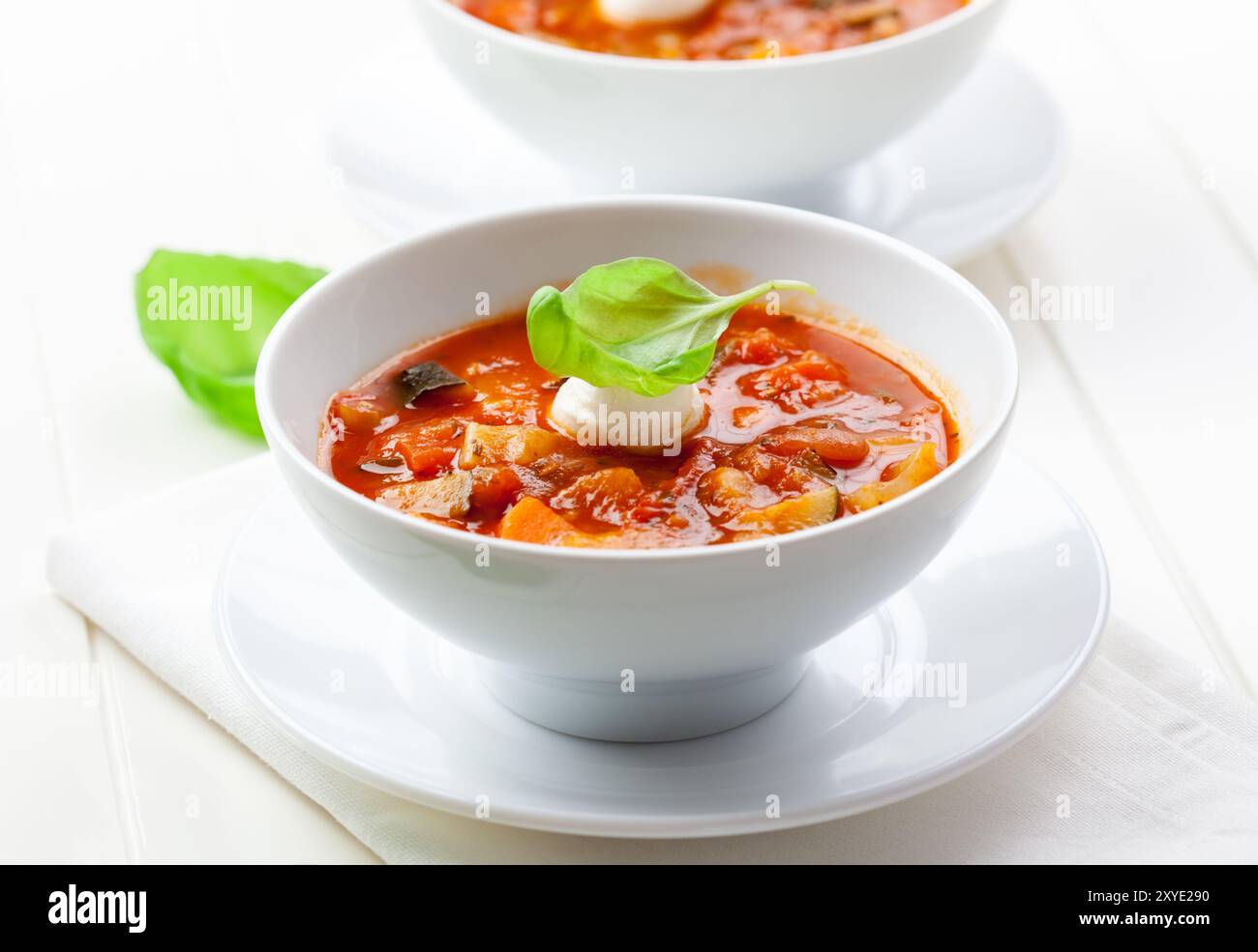 Deliziosa minestrone con mozzarella e basilico Foto Stock