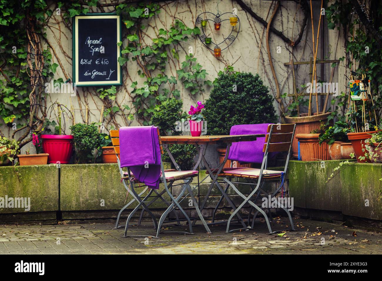 Tavolo da giardino con sedie nell'area esterna di un ristorante Foto Stock