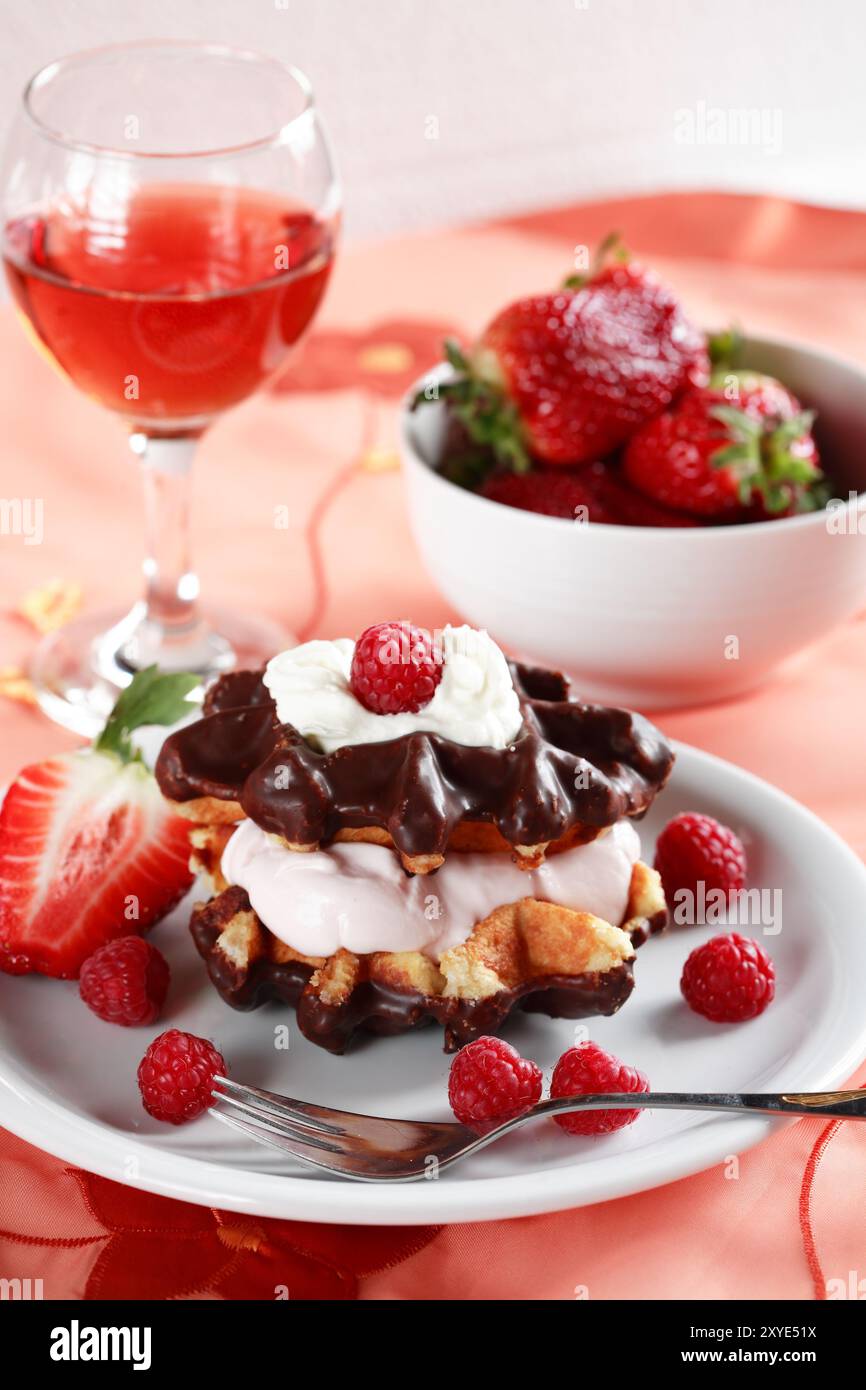 Dessert a base di waffle con yogurt e frutta Foto Stock