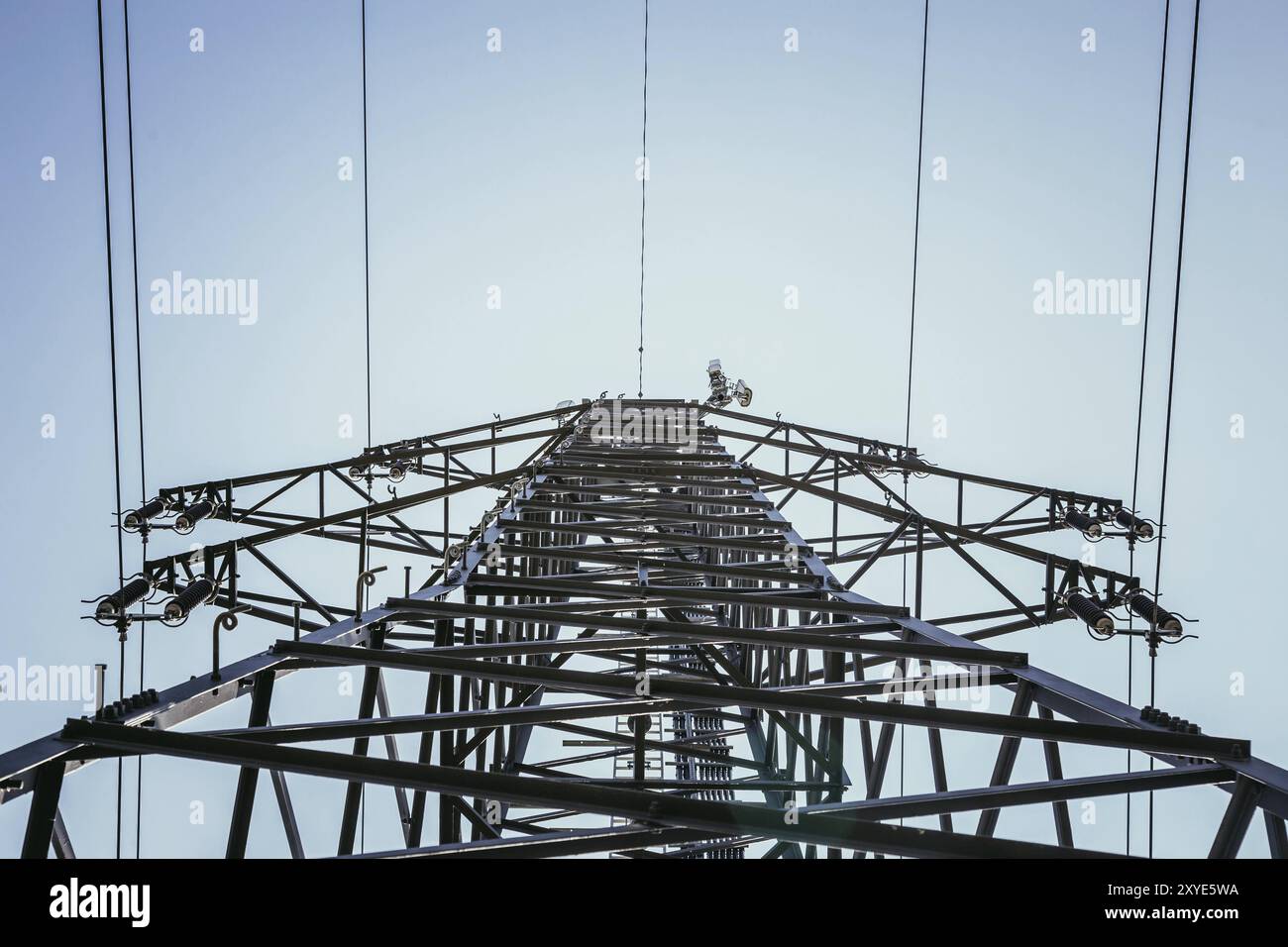 Immagine di una torre elettrica o di un pilone, cielo blu sullo sfondo. Rete elettrica o rete intelligente Foto Stock