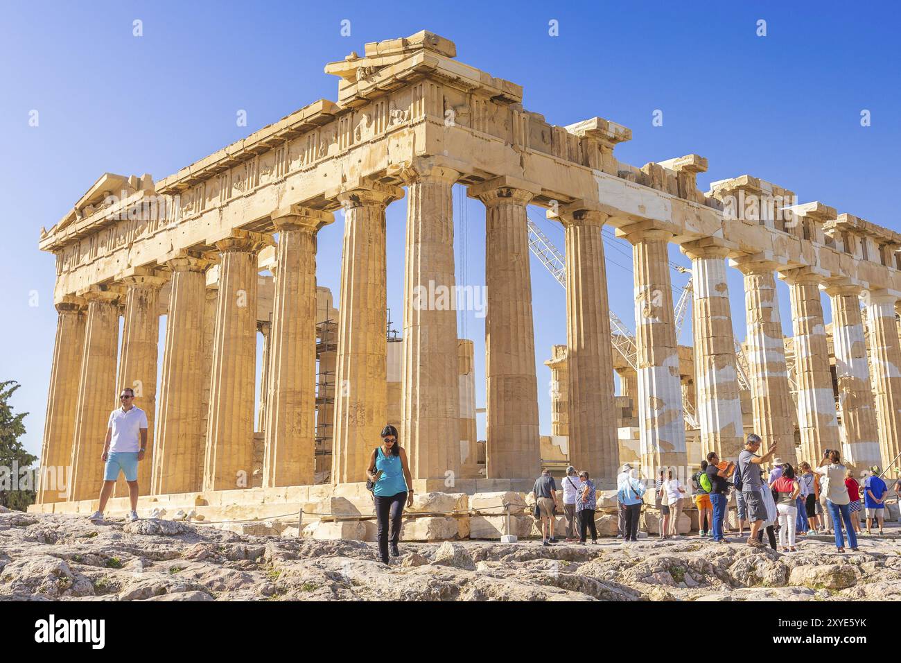 Atene, Grecia, 14 ottobre 2016: Turisti vicino al tempio del Partenone nell'Acropoli ad Atene, Grecia, Europa Foto Stock