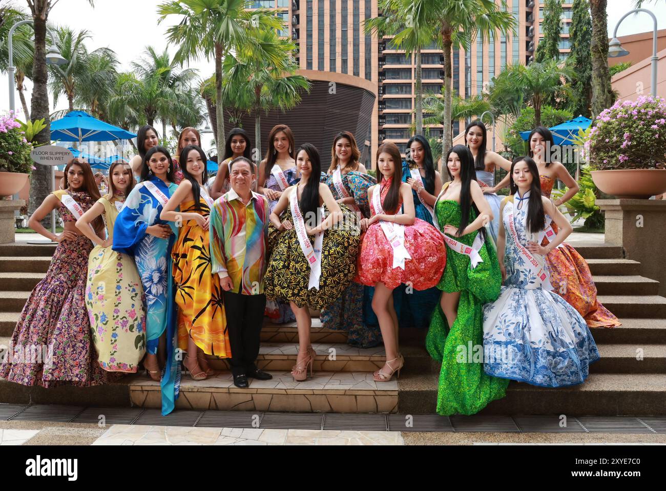 Kuala Lumpur, Malesia. 27 agosto 2024. I 16 finalisti di Miss Malaysia Tourism 2024 con Tan Sri Datuk Danny Ooi presidente e proprietario di sei titoli internazionali, titolare di numerosi titoli di Miss Malaysia. (Foto di Alex Soh/Pacific Press) credito: Pacific Press Media Production Corp./Alamy Live News Foto Stock