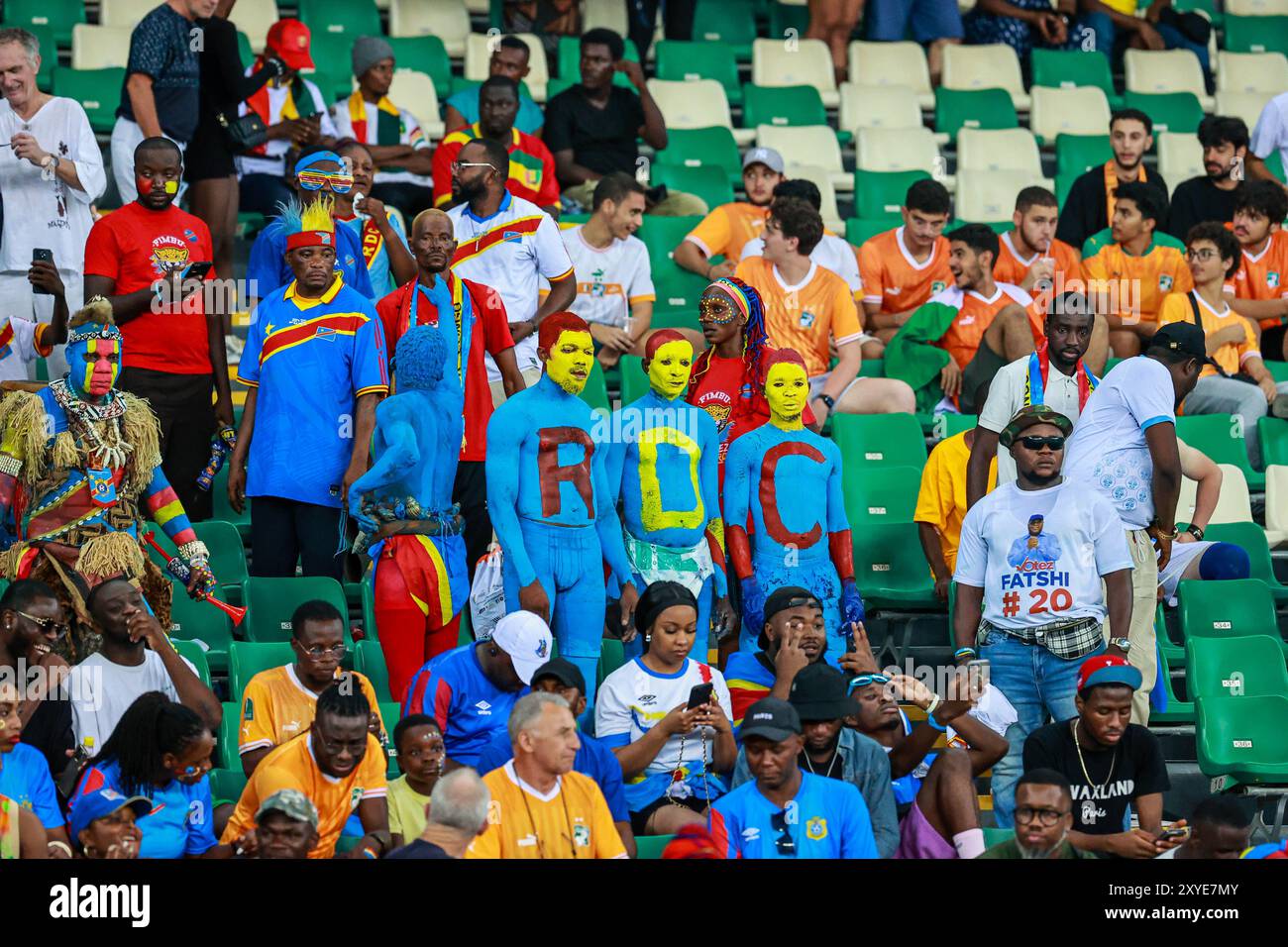 ABIDJAN, COSTA d'AVORIO - 2 FEBBRAIO; tifosi della Guinea durante la partita TotalEnergies Caf Africa Cup of Nations (Afcon 2023) tra Congo Dr e Guinea a. Foto Stock